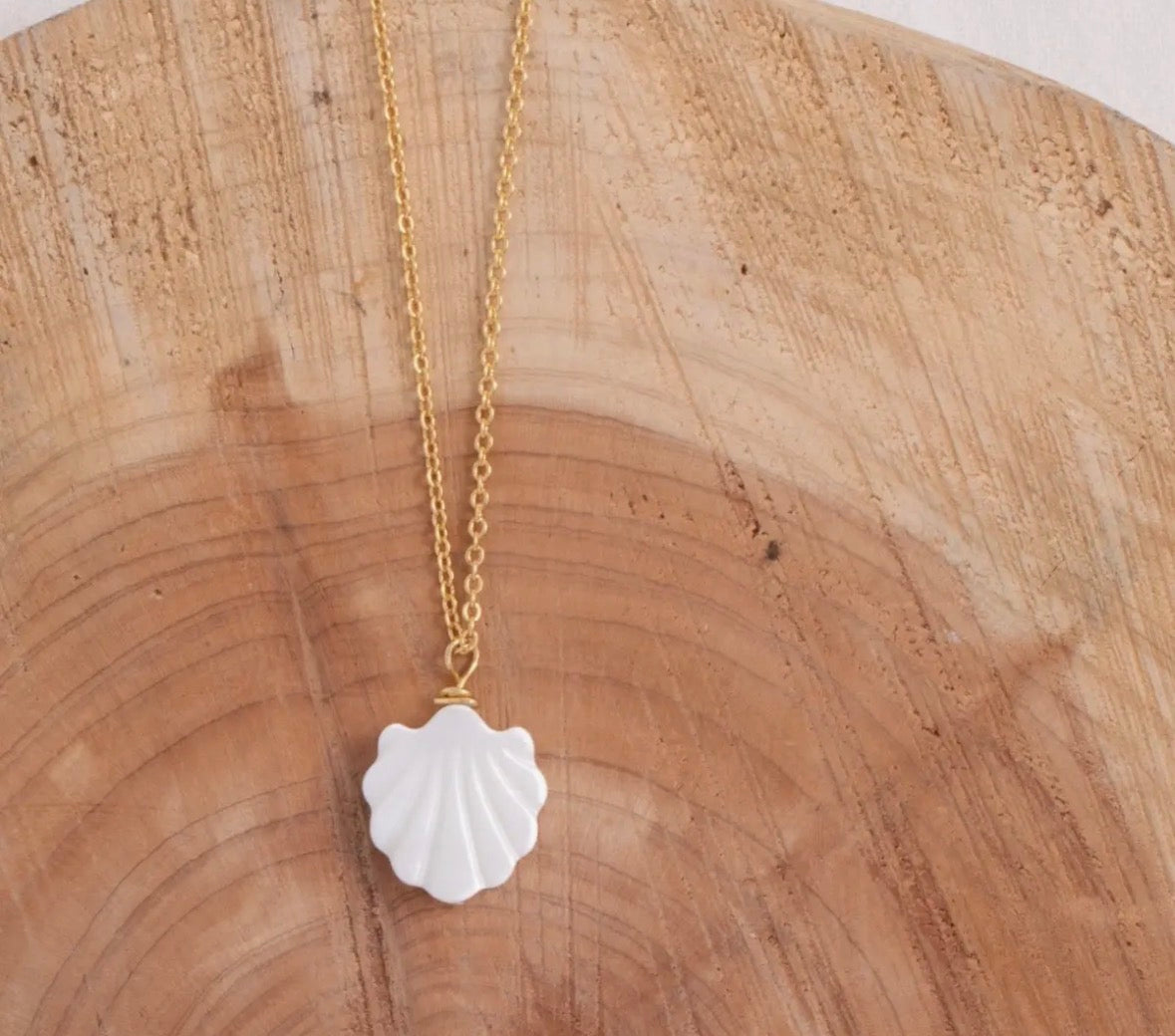 Etched Shell Pendant Necklace