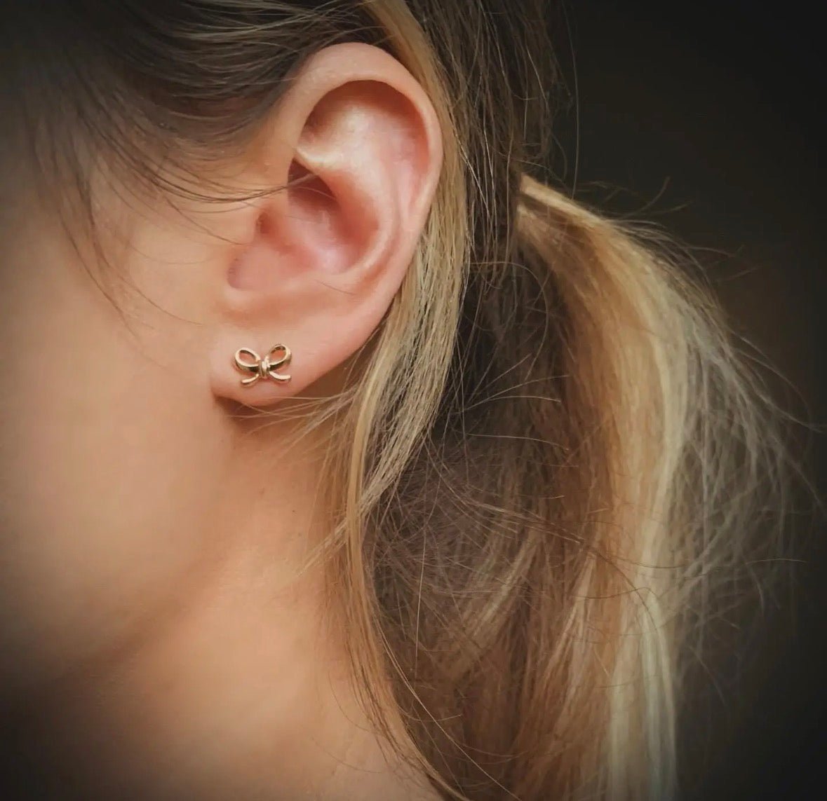 Bow studs - Flea Boutiques