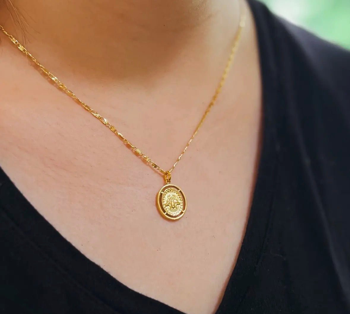 Golden Bee Signet Necklace - Flea Boutiques
