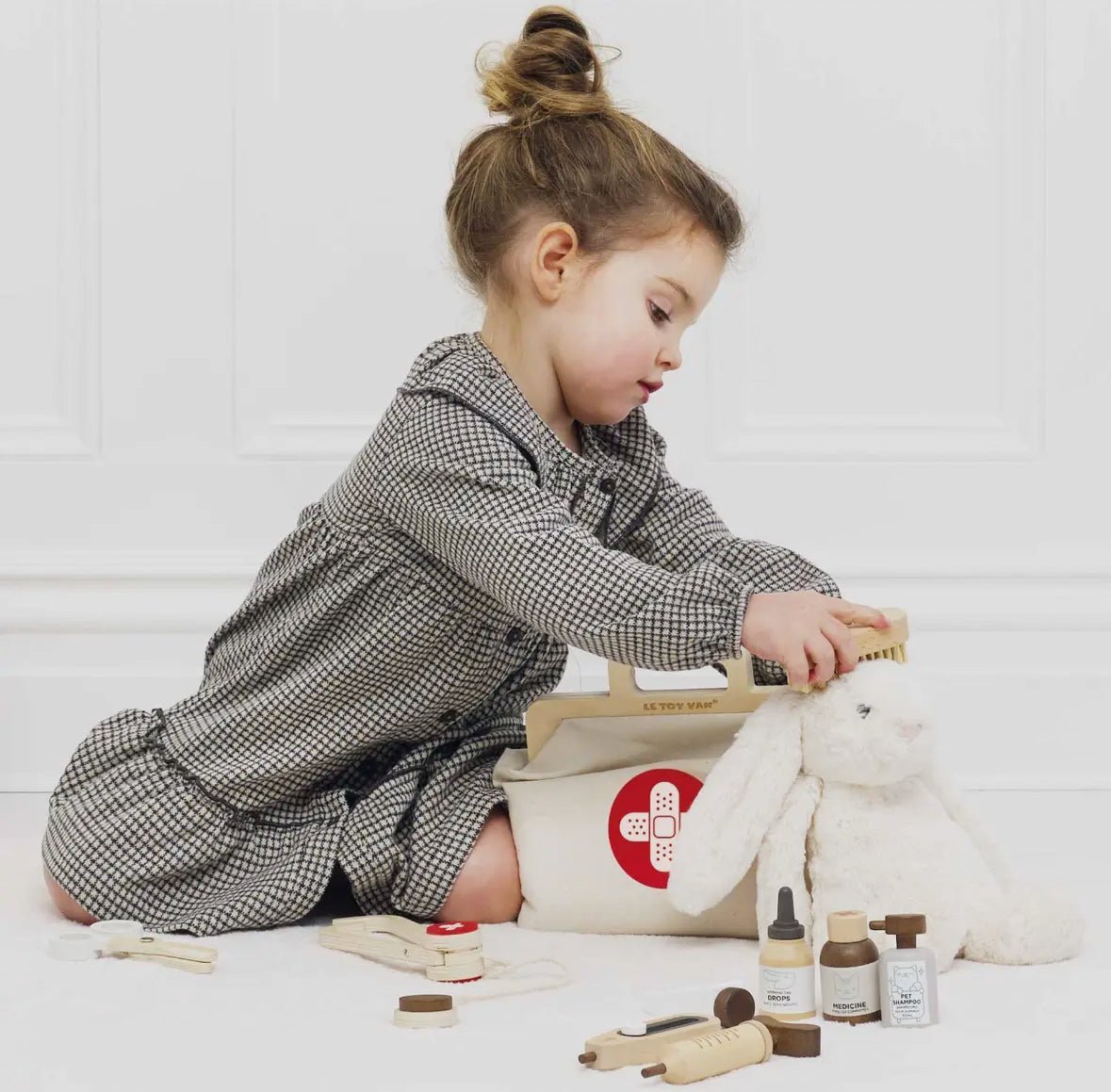 Le Toy Van Wooden Animal Vet Set - Flea Boutiques